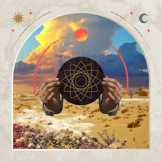 Twee handen houden een ronde, zwarte schijf met een geometrisch patroon vast tegen een woestijnlandschap met wolken, zon en bloemen.