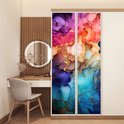 Abstracte marmerlook deurposter met gouden lijnen in paars, roze, oranje, blauw en groen, op een deur naast een witte kledingkast.