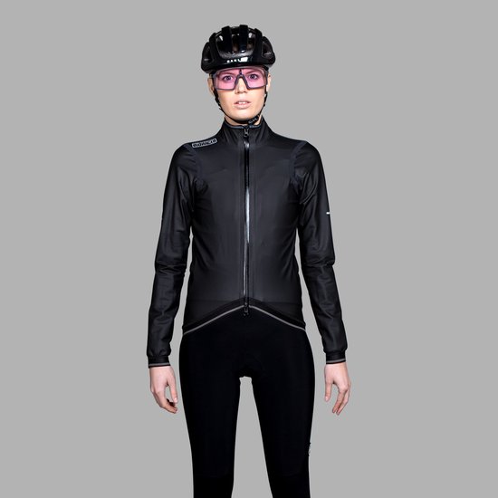 Volledige voorzijde van een vrouw met een zwarte Bioracer fietsjas, helm en bril.