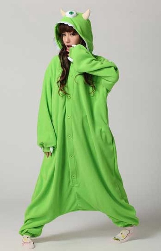 Groen monster onesie met capuchon, oogjes en hoorntjes, gedragen door een vrouw.
