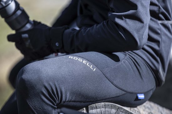 Detail van een zwarte wielerbroek met "ROGELLI" logo op het linkerbeen.