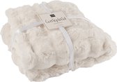 Opgevouwen crèmekleurig (wit) synthetisch bont plaid met satijnen lint en label met tekst 'Cutieplaid'.