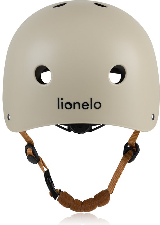 Lichtgrijze helm met bruine bandjes, met het Lionelo logo op de voorkant.
