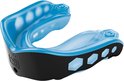Blauwe mondbeschermer met zwarte onderkant en logo.