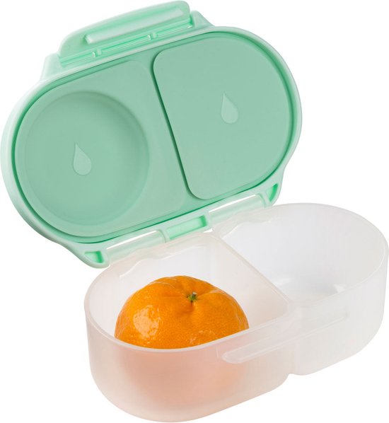 Lichtgroene bento box voor kinderen, met één vak gevuld met een mandarijn.