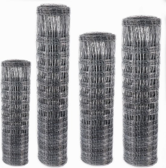 Quatre rouleaux de grillage métallique de différentes tailles sur fond blanc.