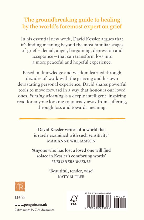 Achterkant van het boek 'Finding Meaning: The Sixth Stage of Grief' met een gele tekst met de titel, een beschrijving en citaten, en een barcode.