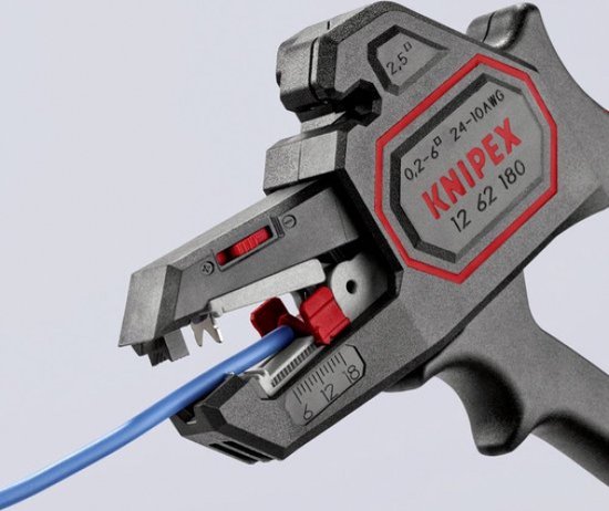 Knipex stripgereedschap met een blauwe kabel die door de klem gaat. Knipex 12 62 180.