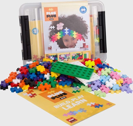 Plus-Plus BIG opbergbox vol bouwstenen. Deksel toont meisje met regenboog. Inclusief instructies.