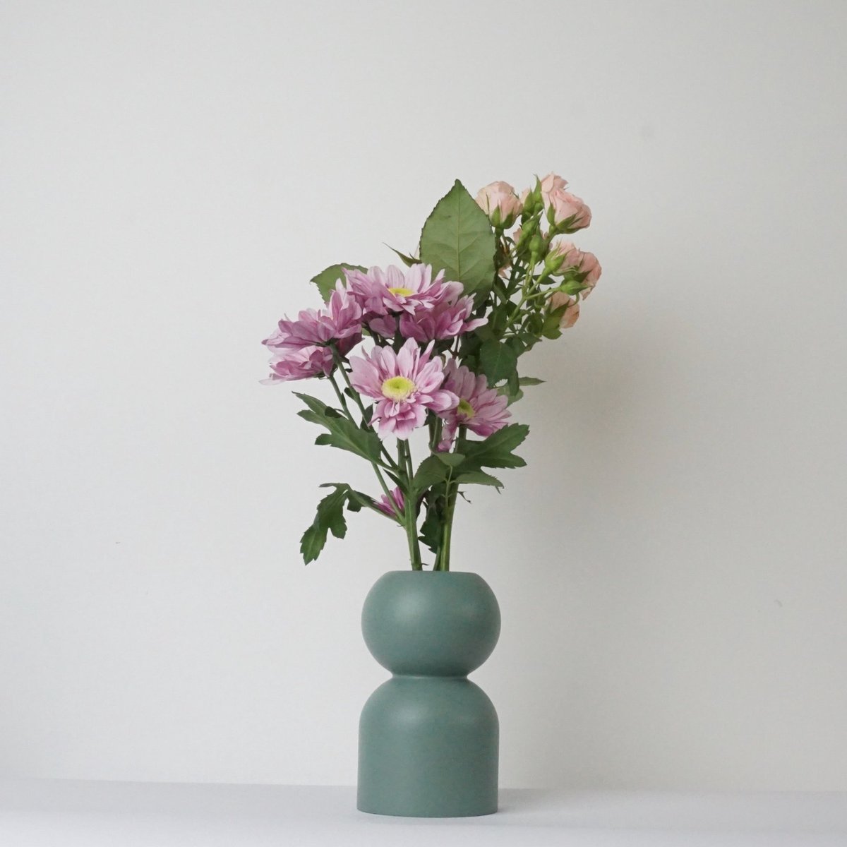 LEMON LILY Houten Vaas 'Low' – Groen – Ø 8,5 × 14 cm – Inclusief Glazen Buisje – Handgemaakt Design vaas