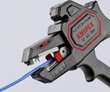 Knipex stripgereedschap met blauwe kabel, met schaalverdeling en rode instelknop. Knipex 12 62 180.