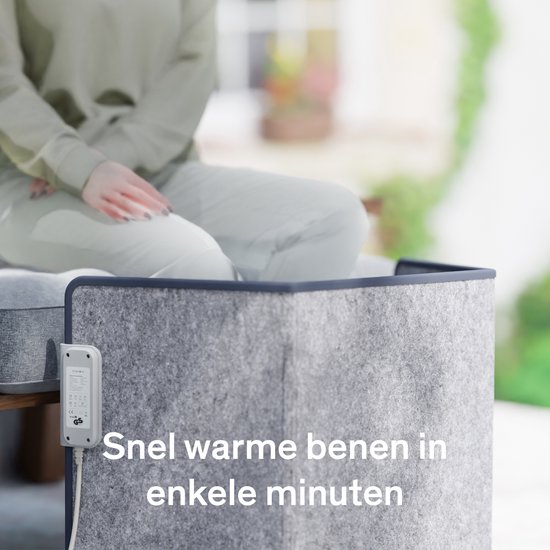 Zittend persoon bij een infrarood kachel die de benen verwarmt, met de tekst 'Snel warme benen in enkele minuten'.