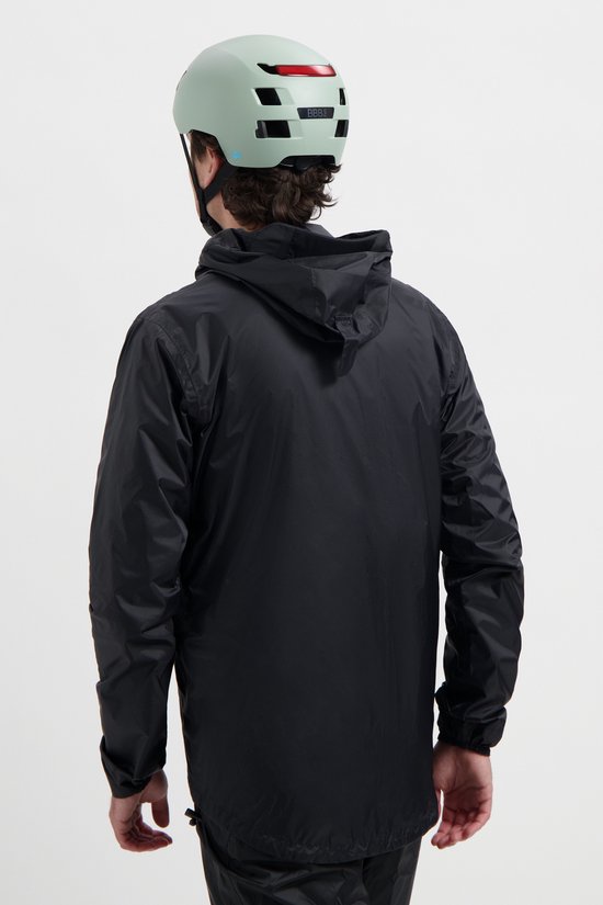 Man met rug naar de kijker, draagt een zwarte fietsjas en een mintgroene helm.