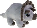 Zijaanzicht van een grijze triceratops knuffel met grote, glinsterende ogen.