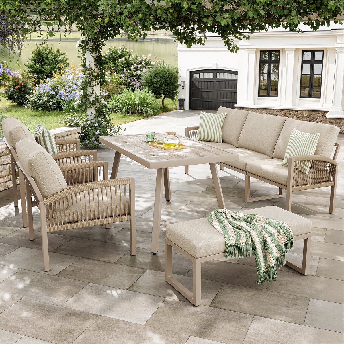 Handgevlochten tuinbank voor 7 personen met armleuningen / stevig ijzeren frame en beige kussens / compleet met tafel (houtlook glas) & 2 stoelen / weerbestendige terras-garnituur