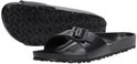 Zwarte Birkenstock slipper met gesp, de onderkant is zichtbaar met profiel.