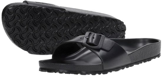 Zwarte Birkenstock slipper met gesp, de onderkant is zichtbaar met profiel.