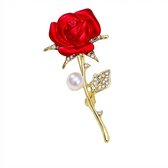 Gouden broche in de vorm van een rode roos, bezet met parel en strass steentjes.