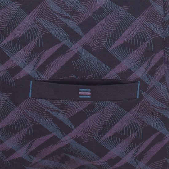 Detail van nachthemd met blauw en paars ruitpatroon en borstzakje.