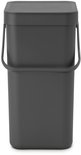 Poubelle Brabantia gris foncé avec couvercle et anse.