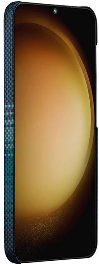 Telefoon met blauw hoesje van aramidevezels met horizontale streepjes. Scherm toont een abstracte zonsondergang.