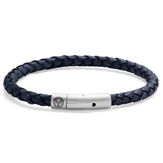 Donkerblauwe, gevlochten leren armband met een zilveren sluiting met een leeuwenkop-logo, op witte achtergrond.