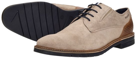 Set van twee lichtbruine suède schoenen, één met zool zichtbaar.