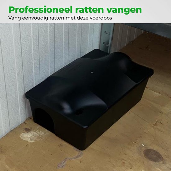 Grijze rattenvoerdoos staand op een houten vloer met een witte gestreepte muur op de achtergrond.