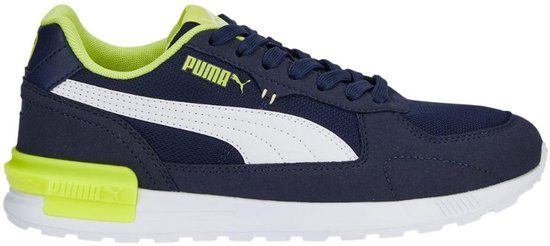 Donkerblauwe Puma sneaker met witte strepen, lichtgroene details en een witte zool.