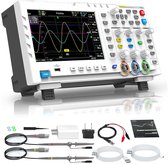 Oscilloscope numérique blanc avec accent gris, l'écran affiche des ondes, avec accessoires et réflection.