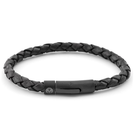 Zwarte gevlochten lederen armband met een metalen sluiting met leeuwenlogo.