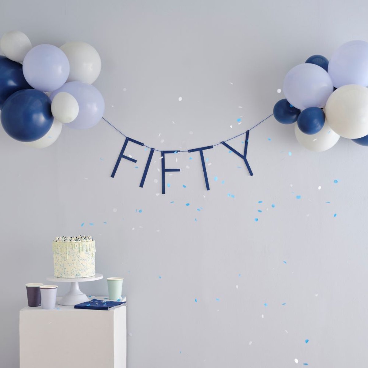 Blauwe nummer 50 slinger met ballonnen