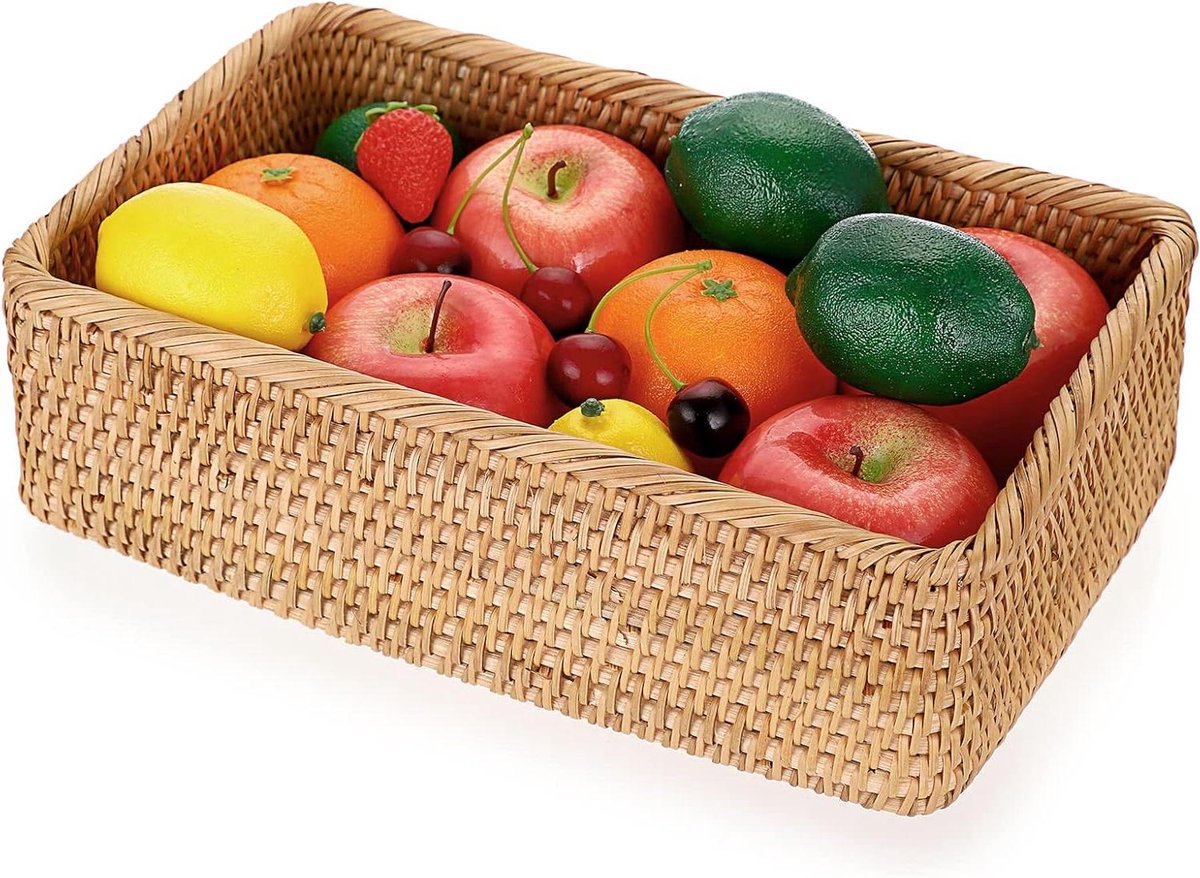 Rechthoekige fruitmand van polyrotan voor voedselopslag en eetkamerdecoratie.