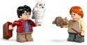 Harry Potter avec Hedwige et une valise marron. Ron Weasley avec un rat et une baguette magique.