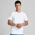 Man met wit T-shirt en spijkerbroek.