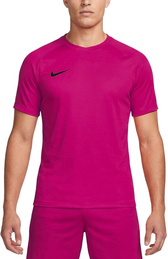 Roze Nike sportshirt met korte mouwen en zwart Nike logo op de borst.