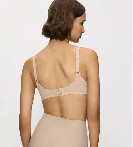 Achterkant van een vrouw die een huidkleurige beha draagt, met verstelbare bandjes en sluiting.