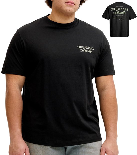 Homme portant un t-shirt noir avec un petit logo 'ORIGINALS Studio' sur la poitrine. L'encart montre le dos.