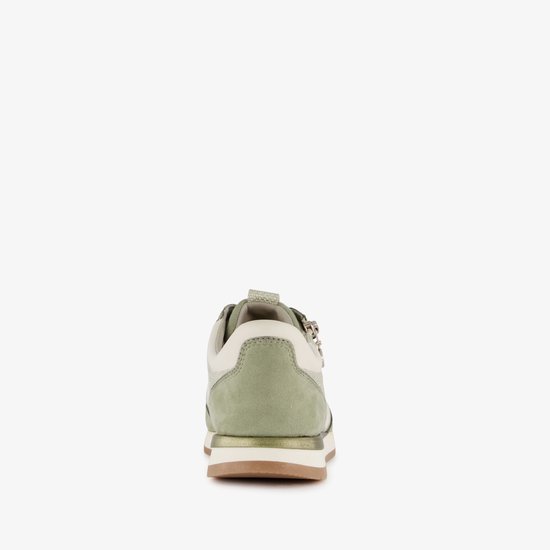 Groene en witte Tamaris sneaker, achterkant zichtbaar met crème detail en gouden accent op de zool.