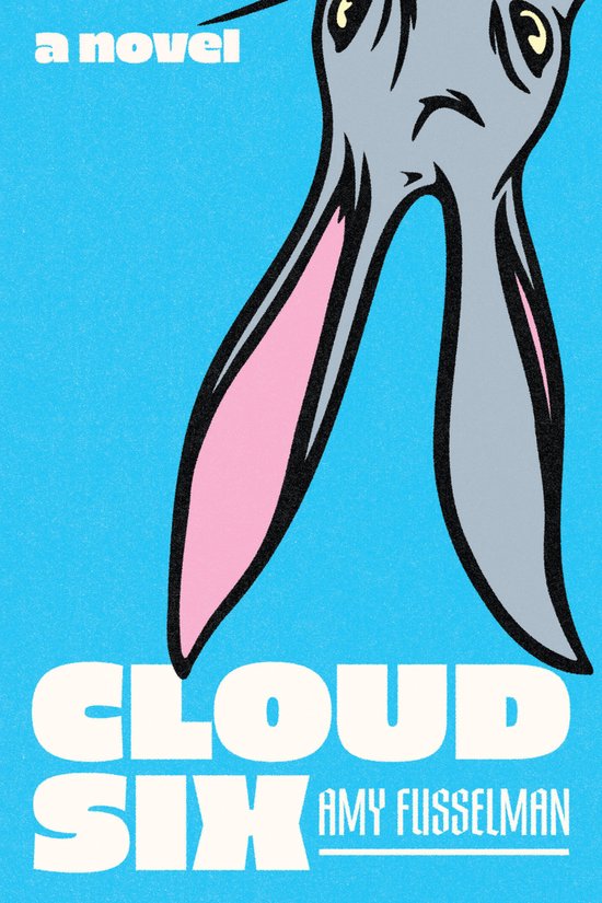 Een roman met de titel 'Cloud Six' door Amy Fusselman. Een close-up van een grijze konijnenkop met lange roze oren op een blauwe achtergrond.