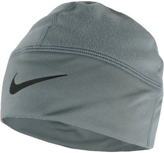 Grijze Nike pet met een zwart Nike logo op de voorkant.