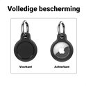 Zwarte AirTag hoes. Toont de voor- en achterkant van de hoes met zilveren ring.
