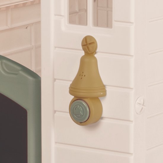 Gele deurbel met groen knopje aan de zijkant van een wit speelhuisje.