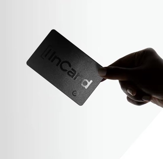 Hand met donkere huidskleur houdt zwarte InCard tracker met 'InCard' logo omhoog.