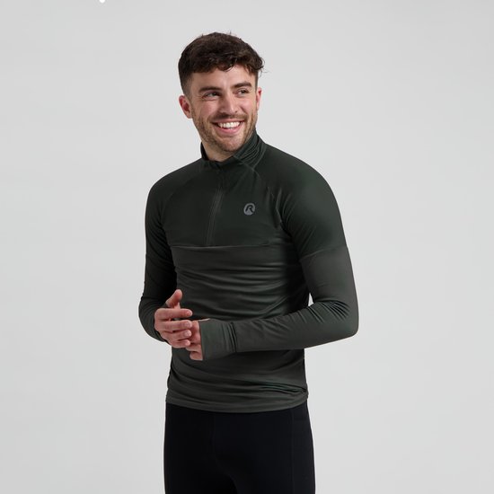 Man in donkergroen long-sleeve sportshirt met halve rits, lachend naar de zijkant.