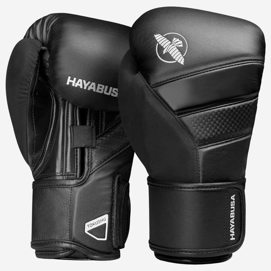 Paar zwarte HAYABUSA bokshandschoenen met HAYABUSA- en 'Tokushu 12oz'-logo's.