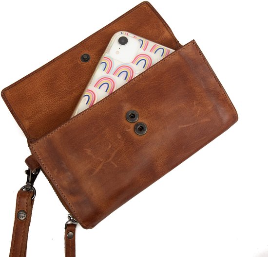 Open lichtbruin leren telefoontasje, cognac kleur, met een telefoon met regenbooghoesje erin. Beeldmerk van een beer.