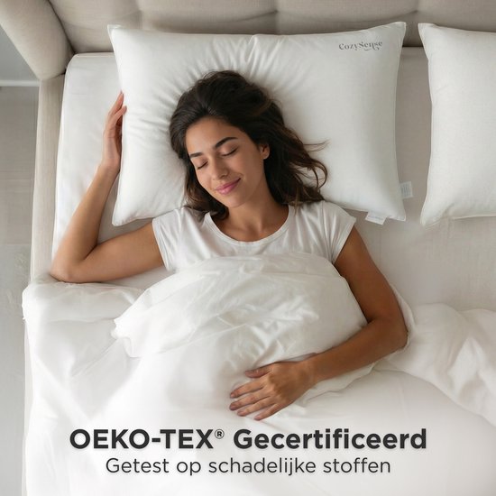 Vrouw slaapt op een wit kussen. 'OEKO-TEX Gecertificeerd'.