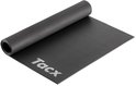 Zwarte Tacx fietstrainer mat, deels opgerold.