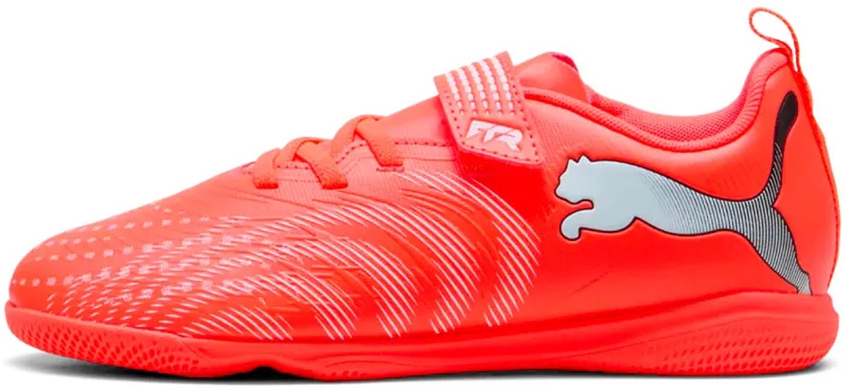 Lichtgewicht rode en oranje Puma FUTURE 9 PLAY V Jr. voetbalschoenen met klittenbandsluiting en grijze logo.